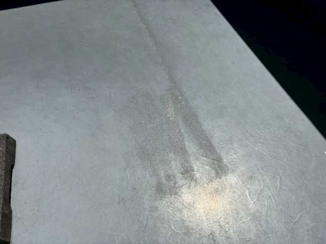 床面の艶ムラと摩耗跡